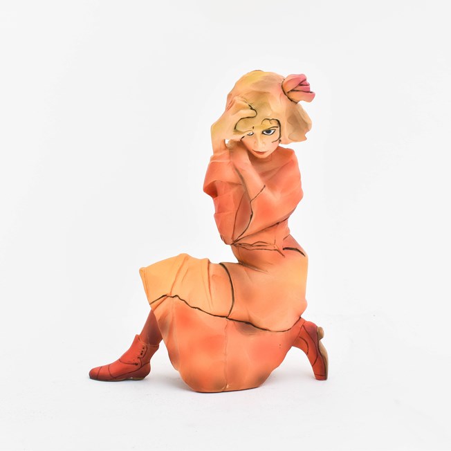 Sculpture 'Kniendes Mädchen in orange-rotem'