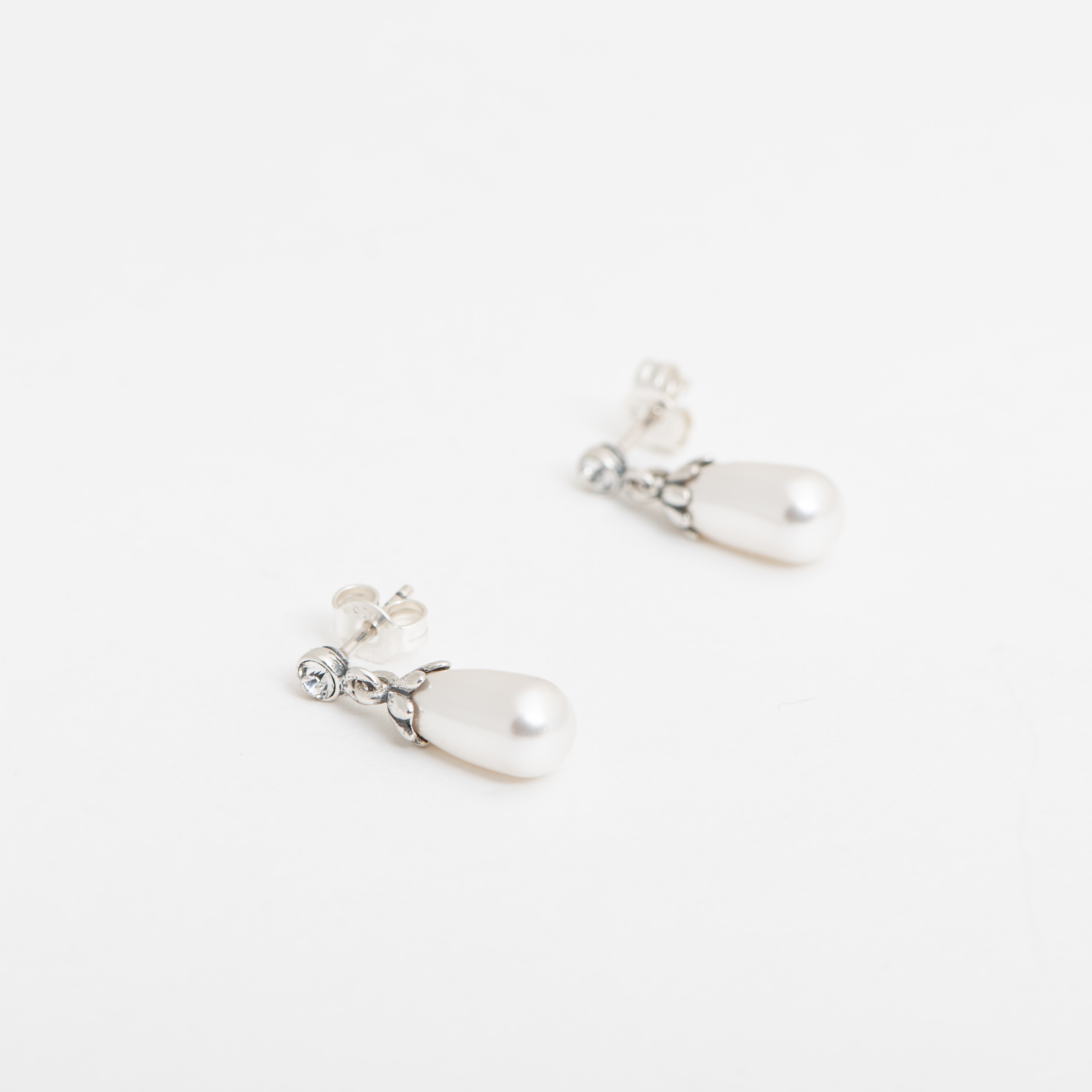 Pearl Earring La Belle Époque