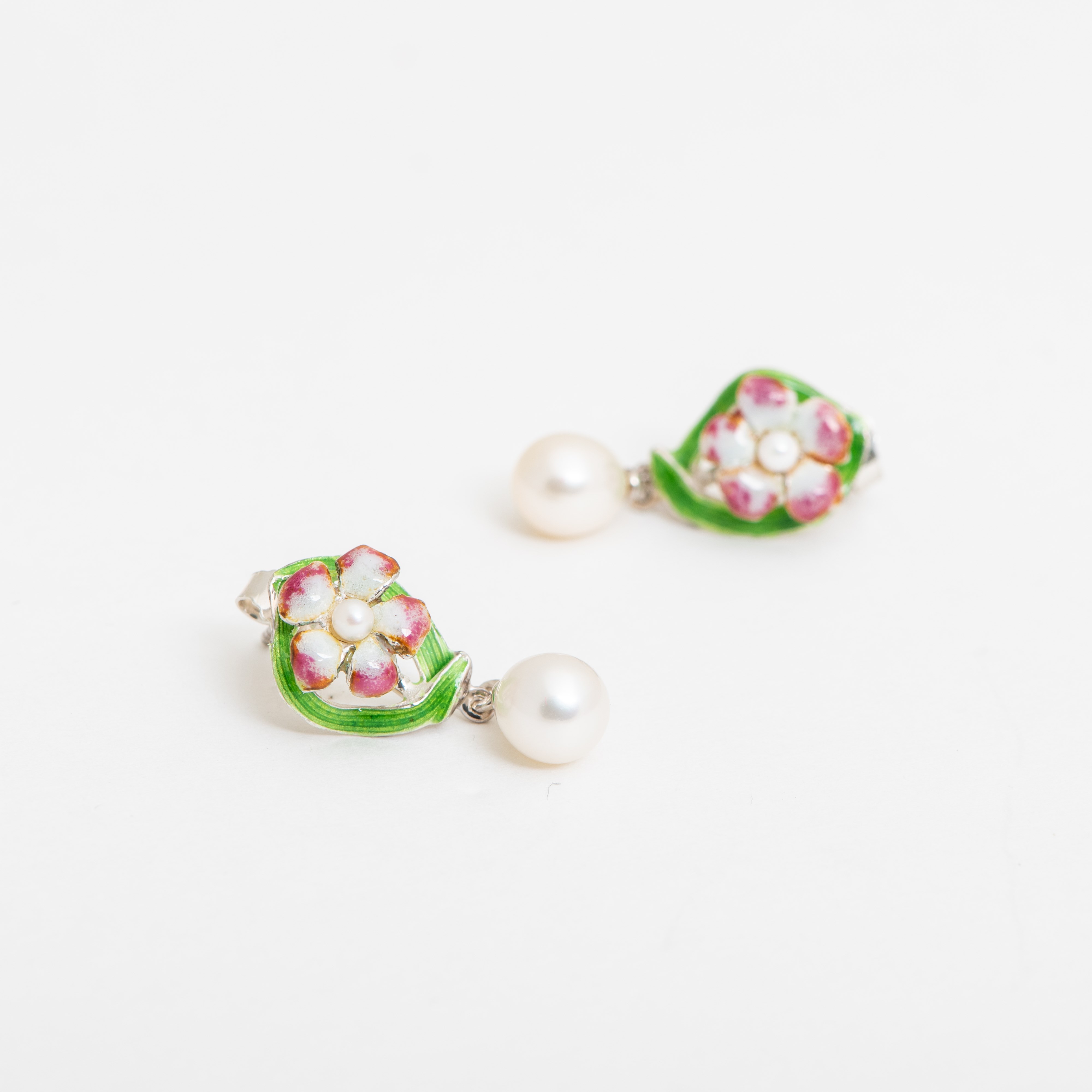 Ear Studs Enamel Damast