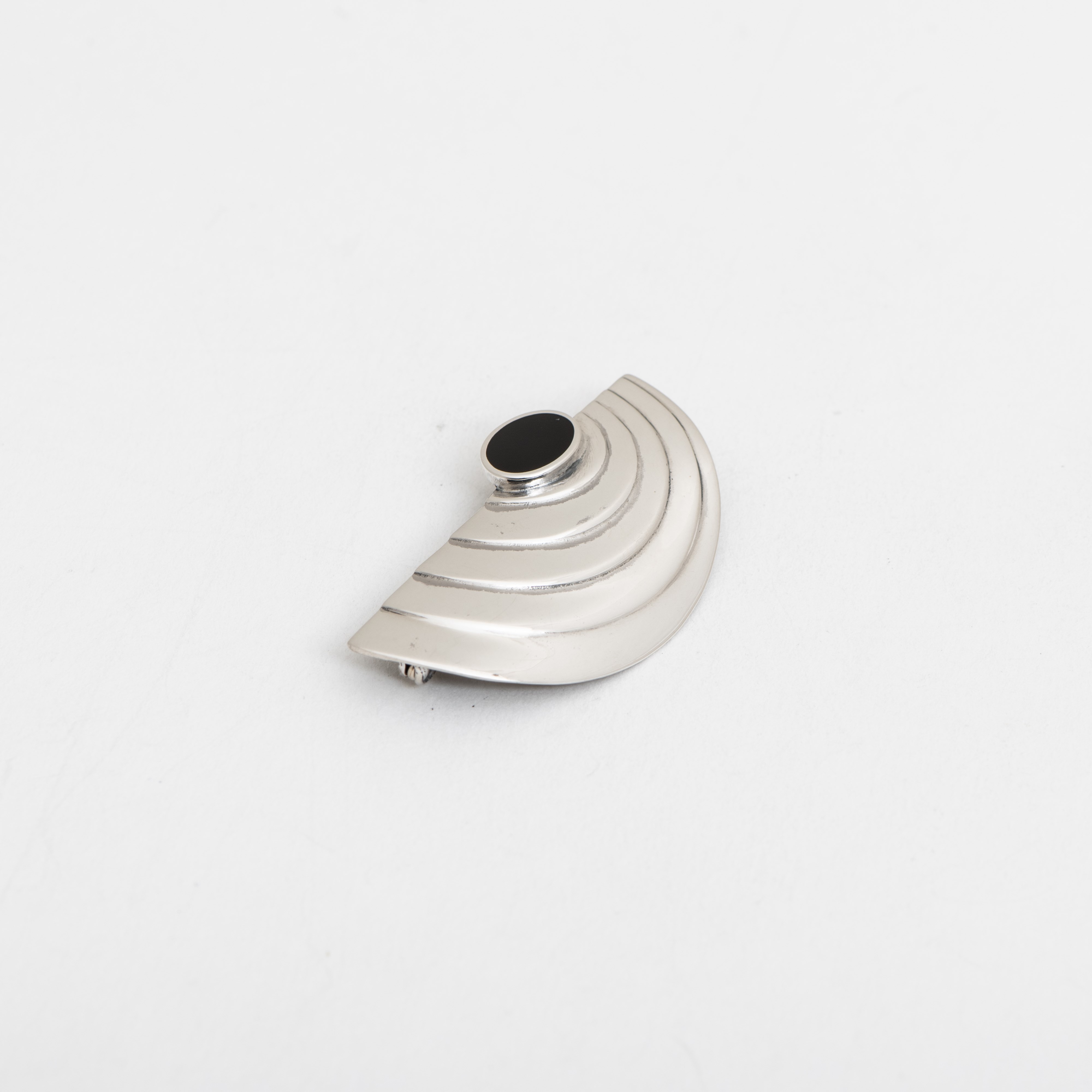 Brooch Focus
