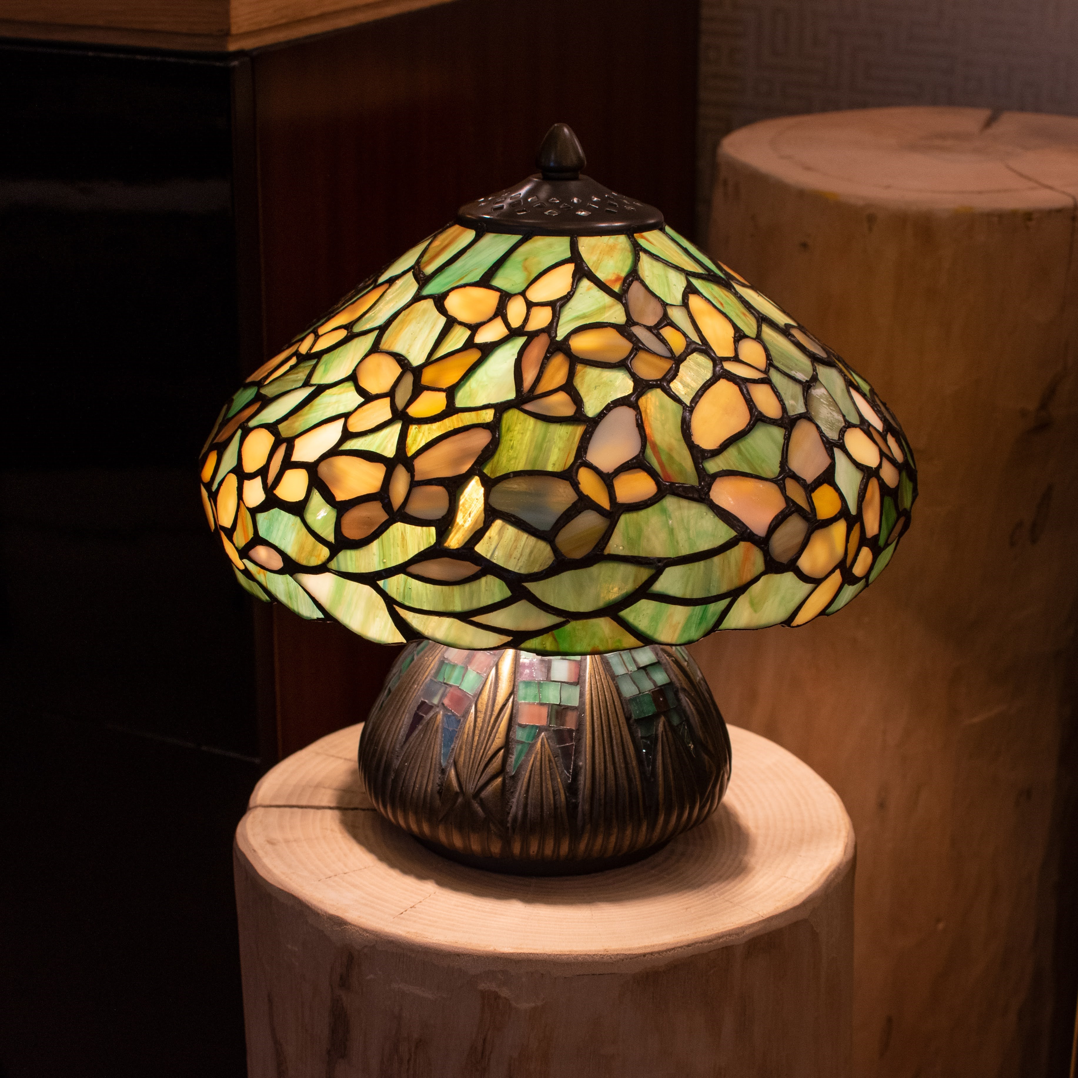 Tiffany Table lamp Settle Down