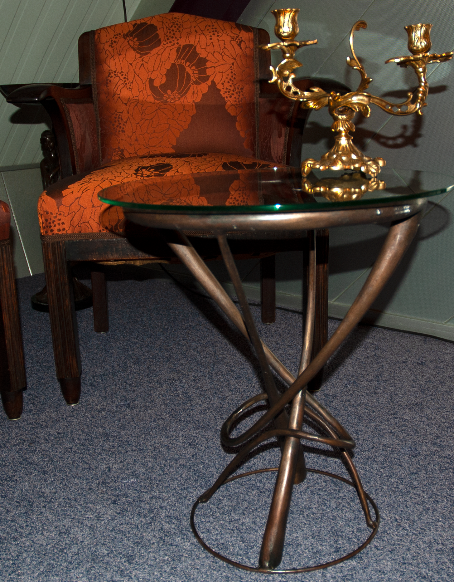 Table Capricious