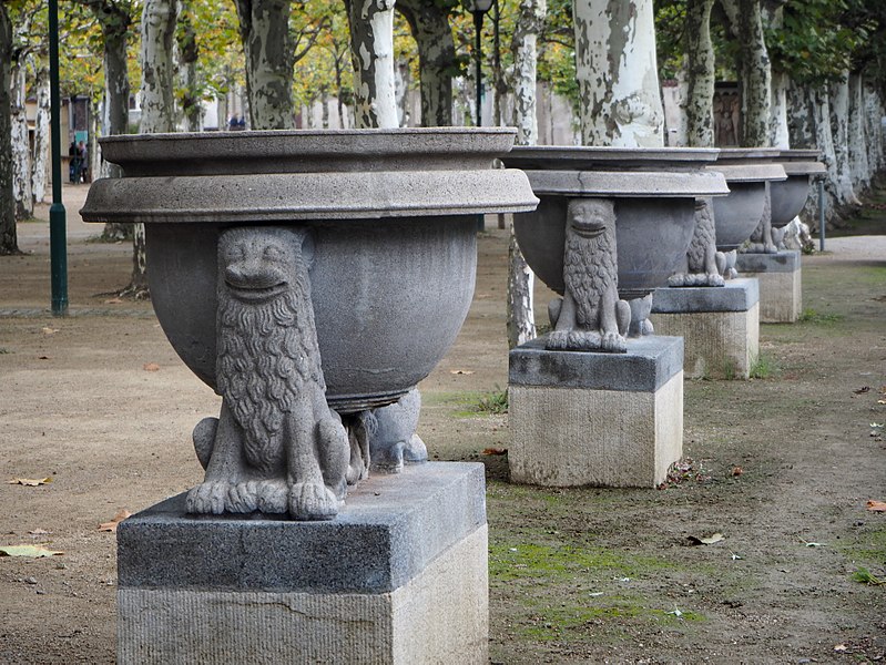 A serie of statues on the Platanenhain. Image: Wikipedia