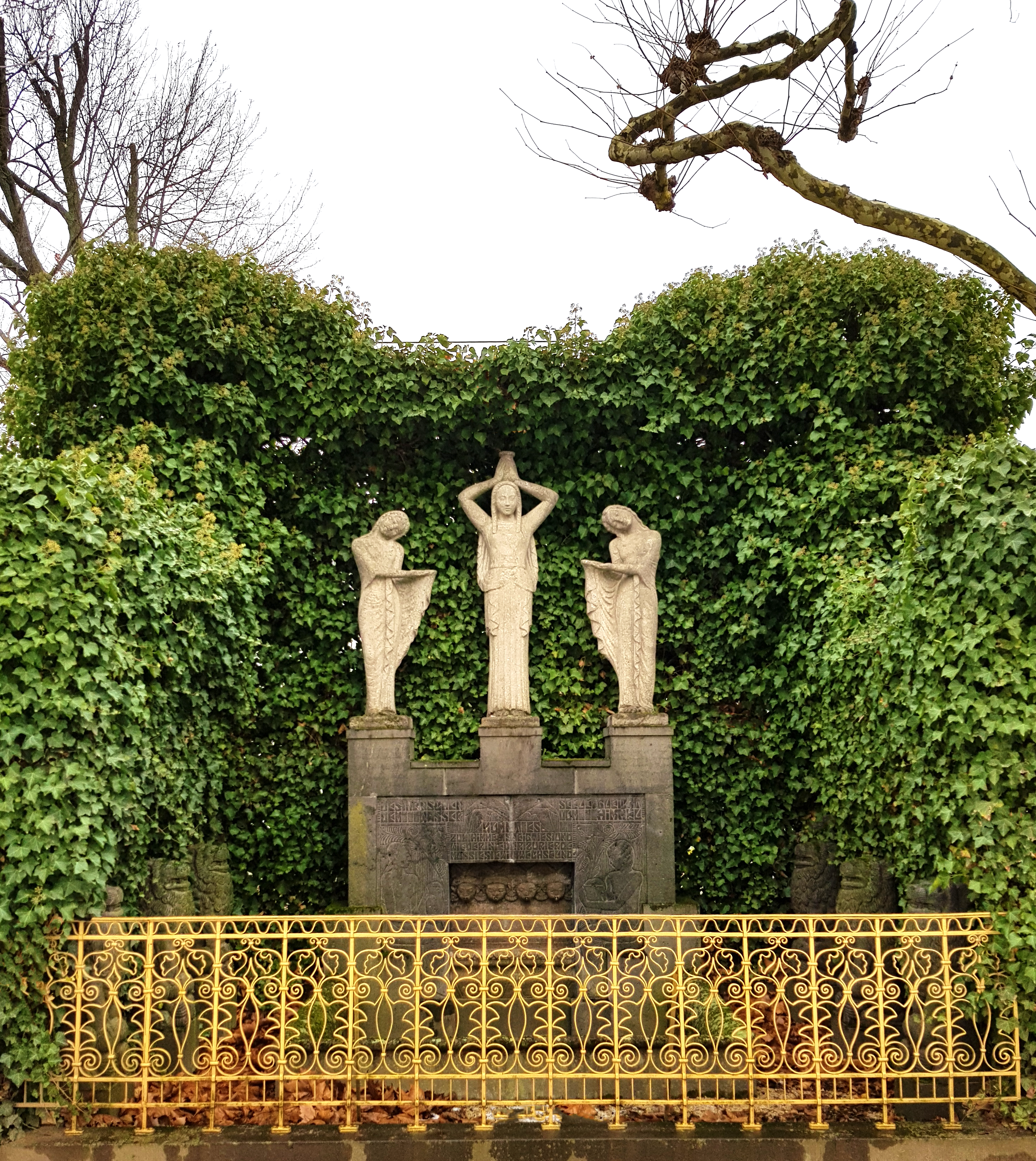 One of the statues in the park on the Mathildenhöhe. Image: Art Deco Webstore